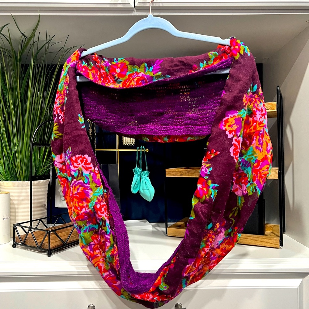 Scarf purple with flowers